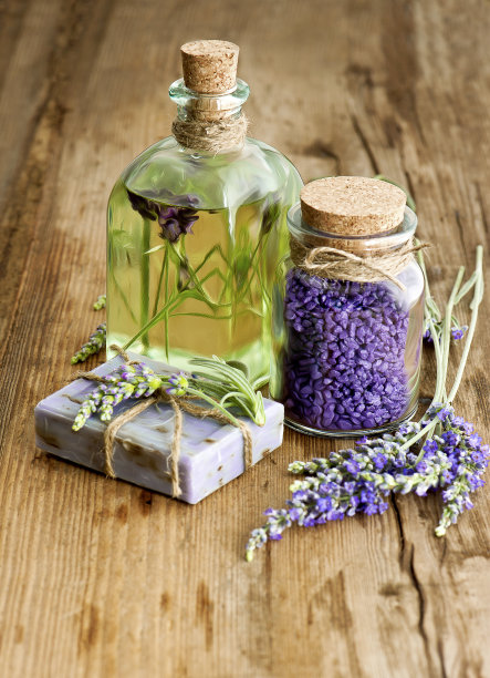 按摩油，草药肥皂和薰衣草浴盐图片下载