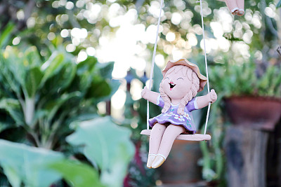 装饰花园的快乐娃娃图片下载