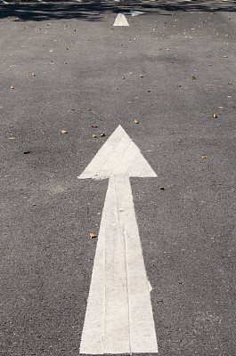 路上的箭头符号图片下载