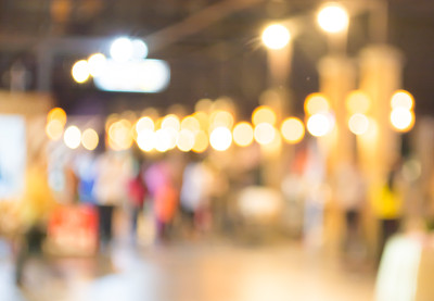 模糊的背景。街道上装饰着节日彩灯。图片下载