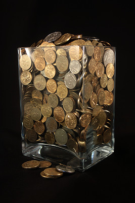 硬币放在玻璃罐里图片下载