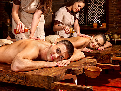 夫妇正在接受阿育吠陀水疗治疗。图片下载