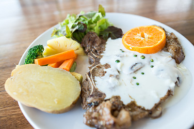 t骨牛排和白酱汁图片下载