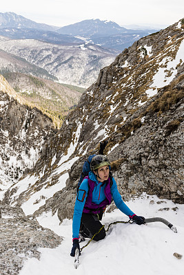 登山者在山图片下载
