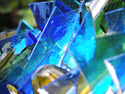 墙上的蓝色碎玻璃图片下载