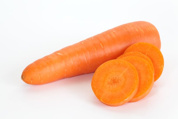 鲜甜胡萝卜，孤立在白色背景上图片下载