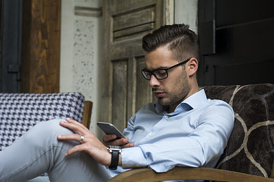 看手机的商人图片下载