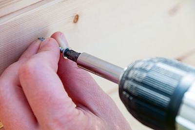 用钻头和螺丝搭一个木棚图片下载