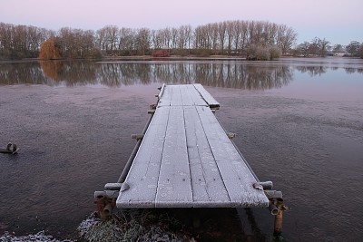 湖面上结霜的木制钓鱼平台图片下载