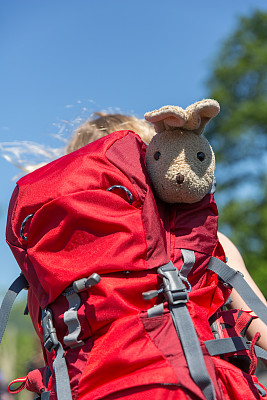 孩子的背包里图片下载