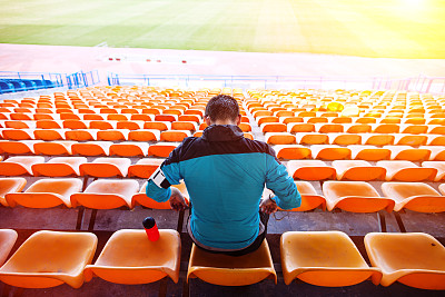 运动员坐在体育场图片下载