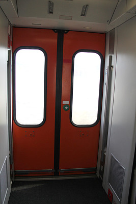 火车车厢里的红色门图片下载
