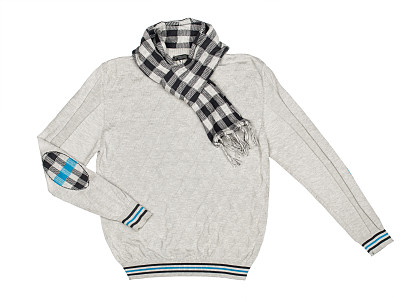 白色背景上有一条围巾的灰色套衫图片下载