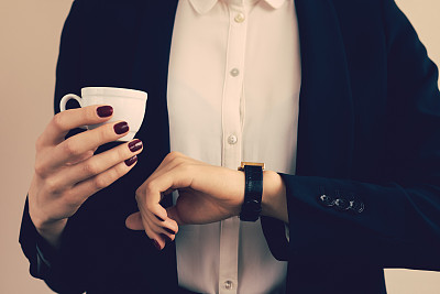 穿白衬衫黑夹克的女人图片下载