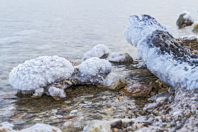 美丽的死海海岸。图片下载