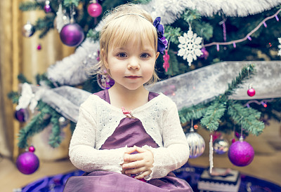 小女孩和圣诞树图片下载