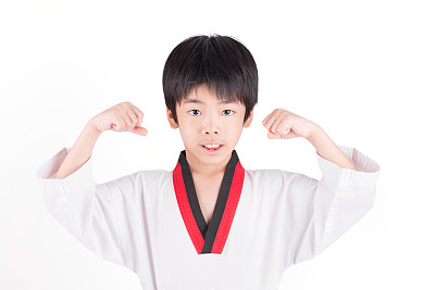 穿着跆拳道服的小男孩图片下载
