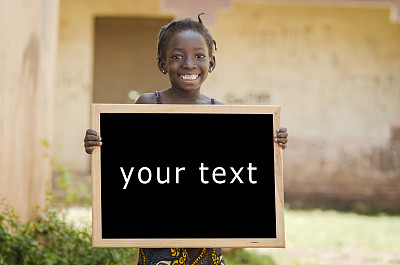 教育符号隐喻:在马里拿着黑板的非洲裔女孩图片下载