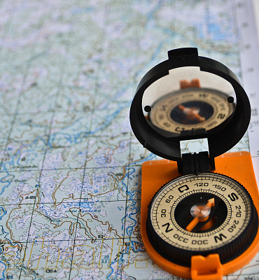 旅行设备——地图和罗盘。图片下载