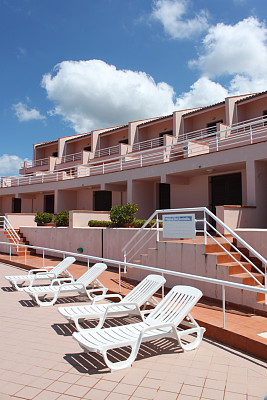 在游泳池边图片下载