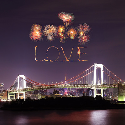 在东京彩虹桥上空，爱的火花闪耀图片下载