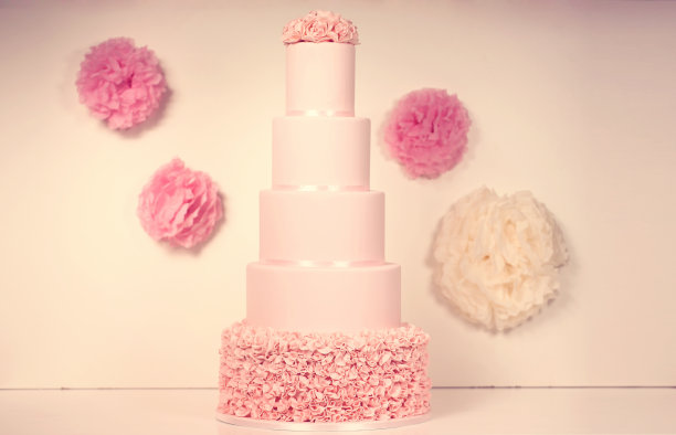 漂亮的5层粉红色蛋糕图片下载