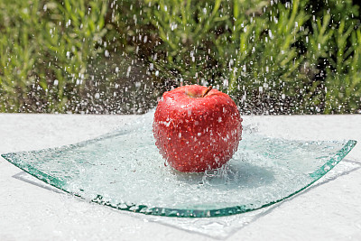 红苹果是溪水图片下载