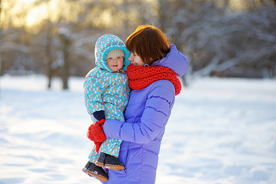 年轻妇女和她蹒跚学步的儿子图片下载