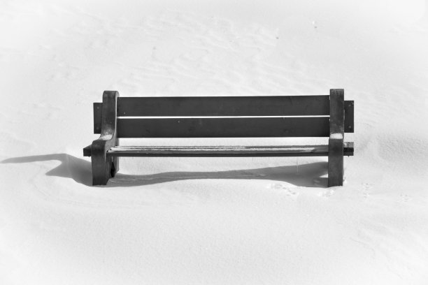 雪地里孤独的长凳图片下载