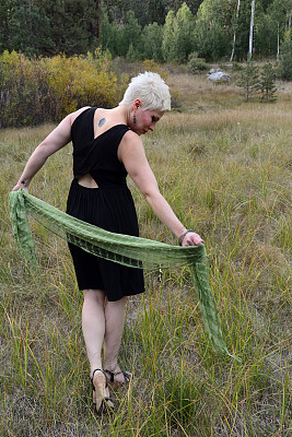 戴着围巾走路的女人图片下载