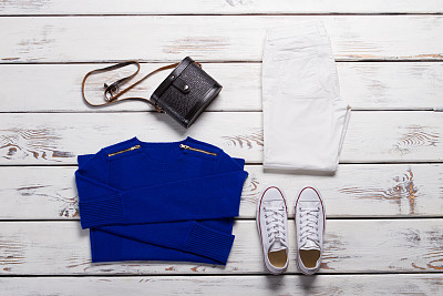 折叠的运动衫和白色的鞋子。图片下载