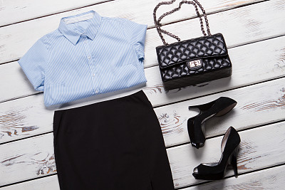 条纹衬衫和黑色裙子。图片下载