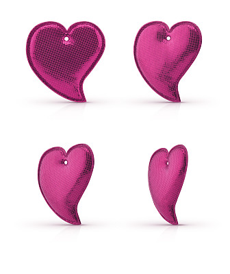 爱心形状的玩具孤立在白色的夹道上图片下载