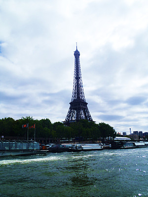 从锡耶纳河俯瞰埃菲尔铁塔图片下载