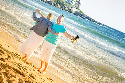 海滩上的成熟情侣图片下载