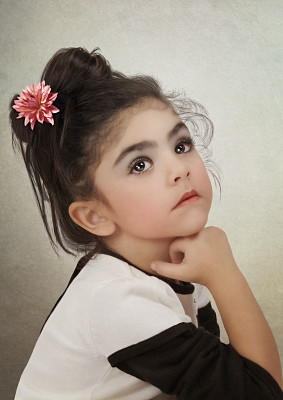 头发上戴着花的小女孩图片下载