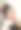 头发上戴着花的小女孩图片下载