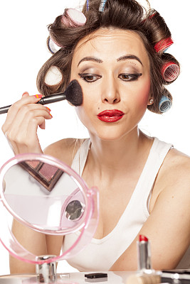 快乐的女人，带着卷发，不喜欢用腮红图片下载