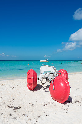 三轮车在Isla Mujeres海滩，热带天堂，加勒比。图片下载