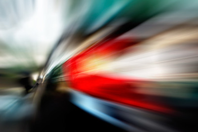 摘要一辆汽车在街道城市中高速行驶图片下载