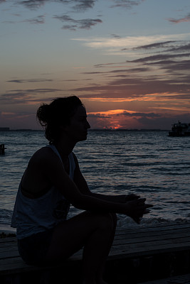 年轻女子日落Isla Mujeres海滩，热带天堂，驯鹿图片下载