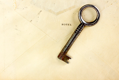 老式酒店钥匙和信封图片下载