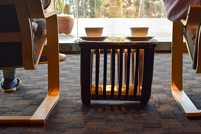 在寒冷的冬天，两个人在室内放松图片下载