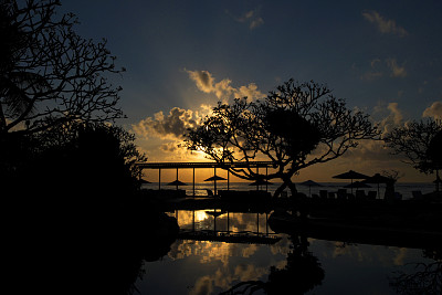 日出轮廓反射图片下载