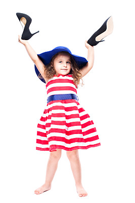 小女孩穿着妈妈的高跟大鞋图片下载