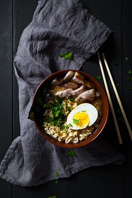 猪肉、鸡蛋和蔬菜的亚洲面条图片下载