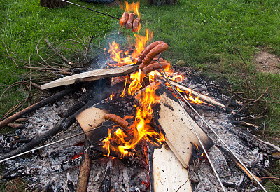 加热的香肠，在火焰中烤图片下载