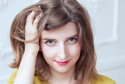 美丽的女孩保持着她的头发图片下载