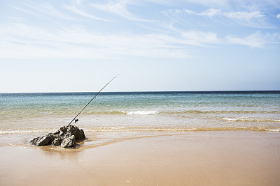 沙滩上的钓竿图片下载
