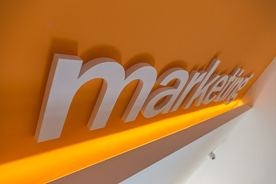 营销人员在办公室唱歌图片下载